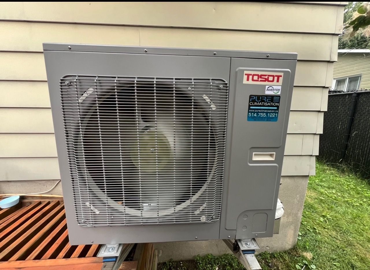 Un climatiseur robot est installé à l'extérieur d'une maison.