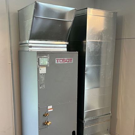 Un climatiseur tosot est installé dans une pièce à côté d'un mur.