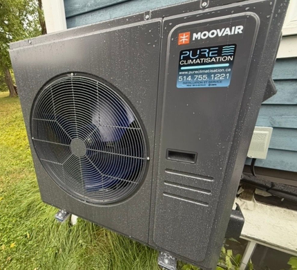 Un climatiseur Daikin est monté sur le côté d'un bâtiment en briques.