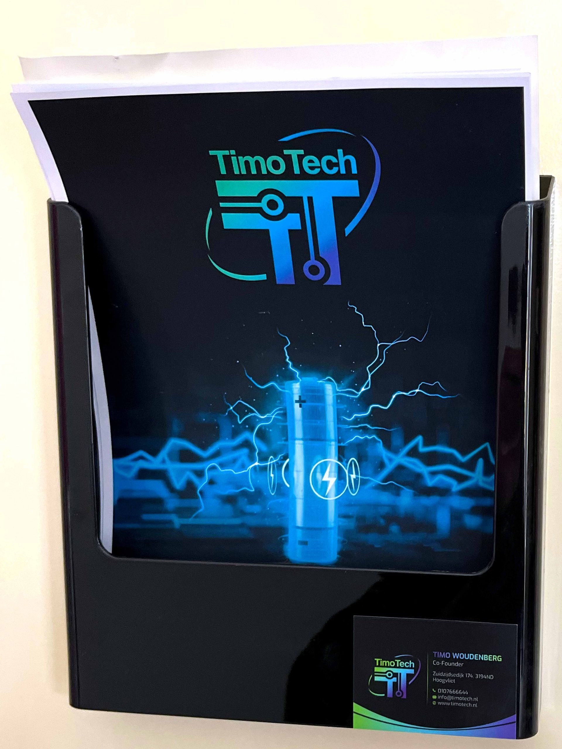 Informatiefolder met een batterij waar stroom vanaf komt.