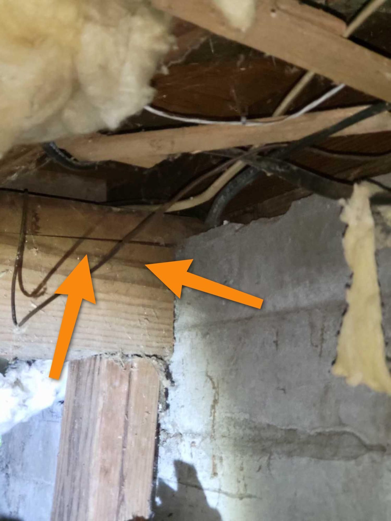 A picture of a ceiling with two arrows pointing to it.