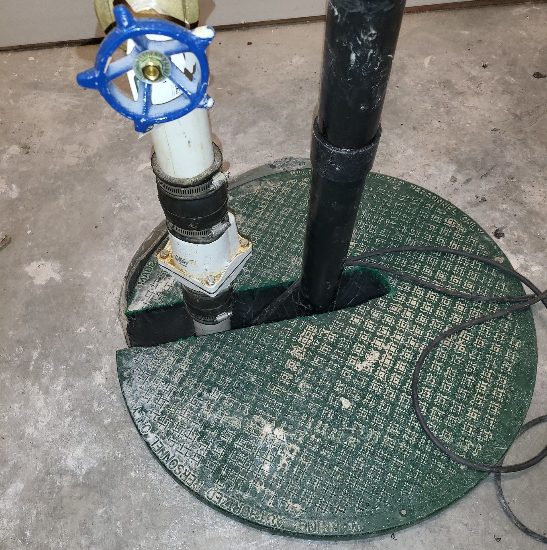 A pipe with a blue valve on top of it