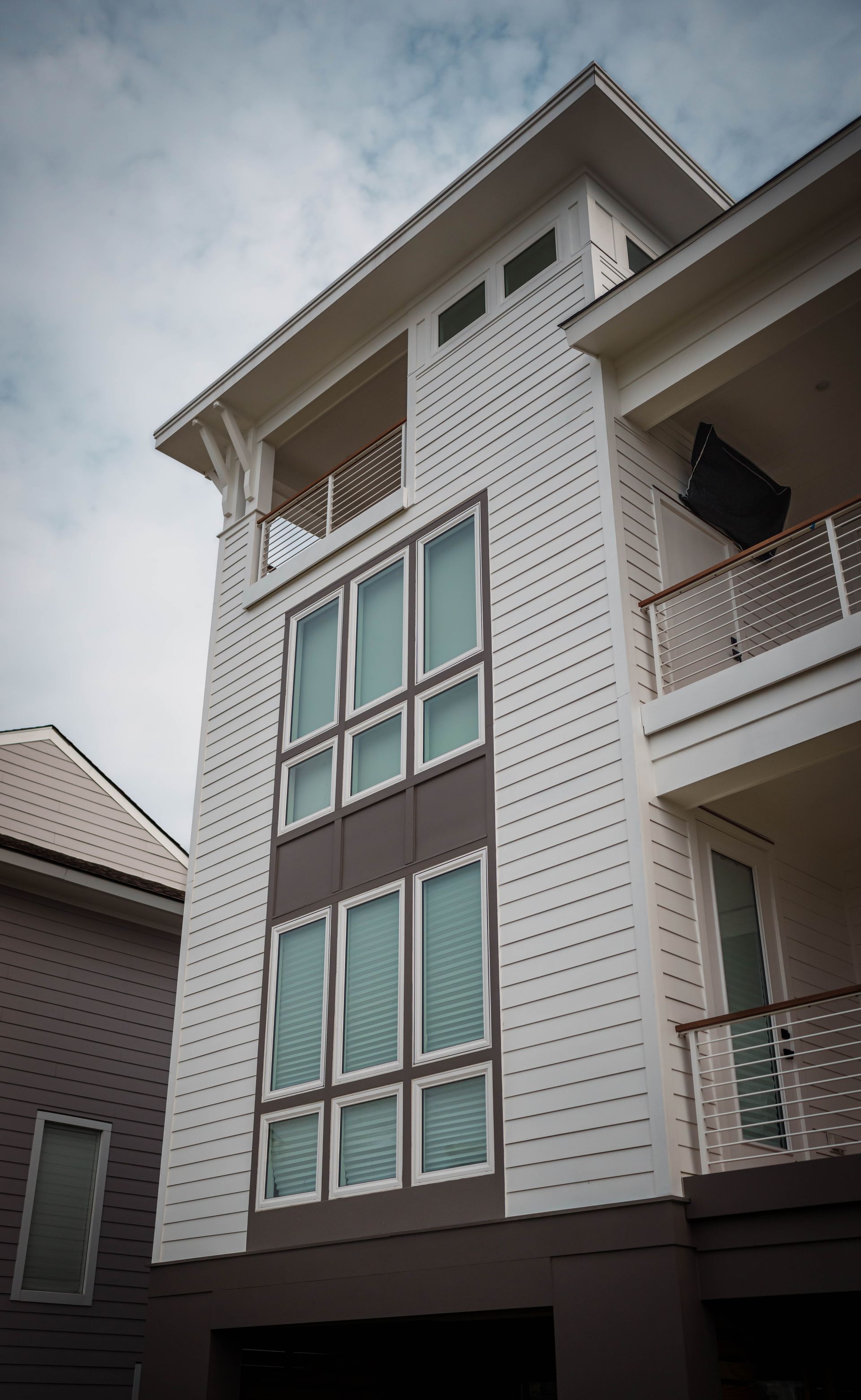 A tall building with lots of windows and balconies