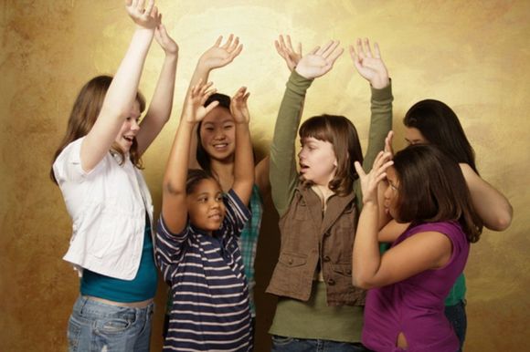 bambini felici con mani in alto