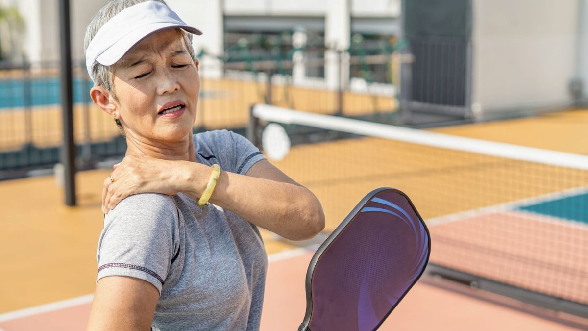 Kingwood chiropractor points to image of person with neck and back pain.