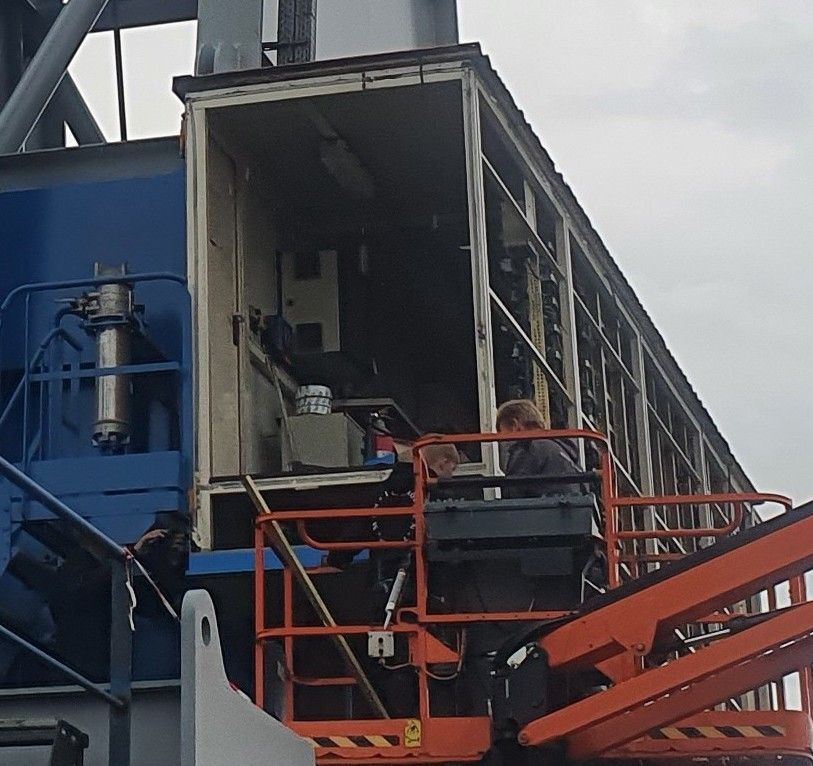 Beplating en buitenzijde van een mobiele havenkraan