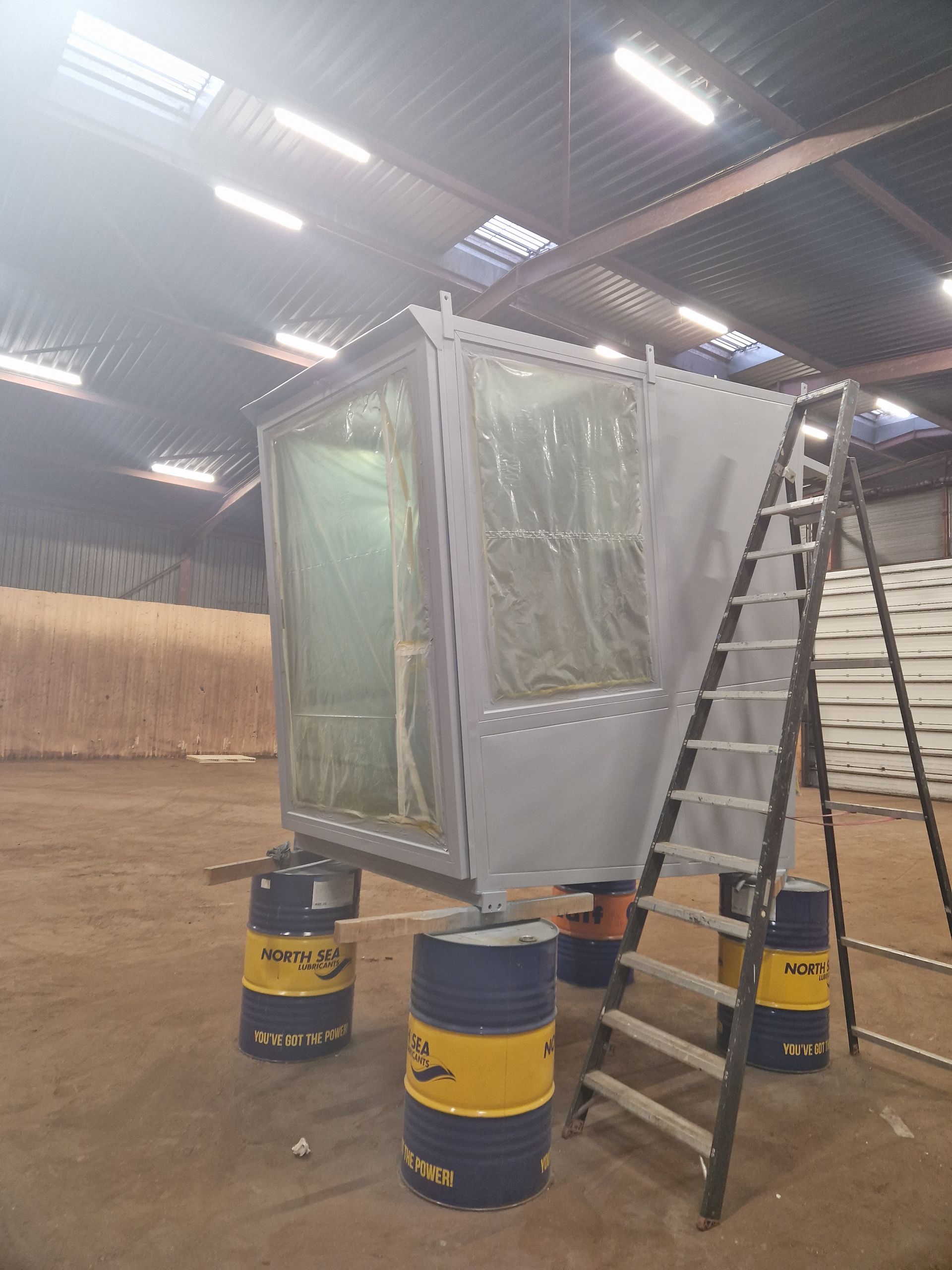 Detail cleaning van bediening en dashboard in HMK cabine