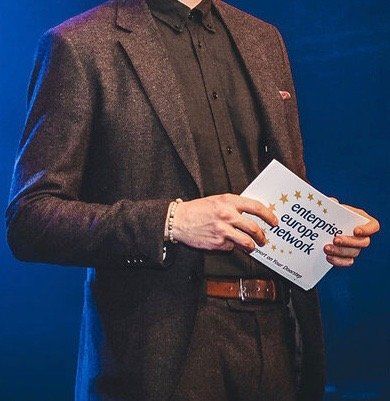 valokuva juontokortteja miehen kädessä