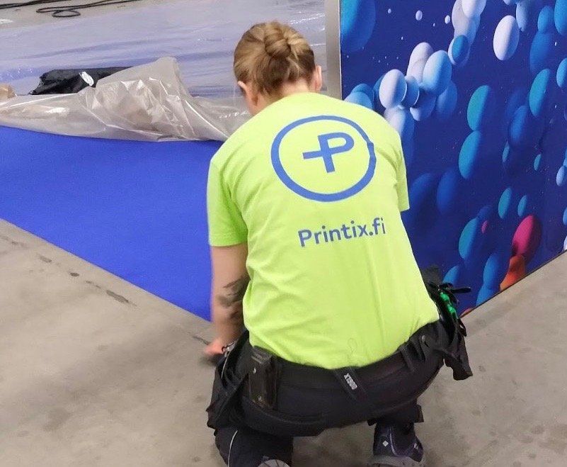 valokuva kun messumattoa asennetaan