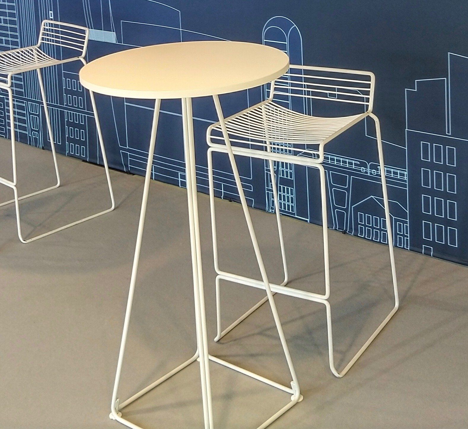 valokuva pystypöydästä ja tuolista