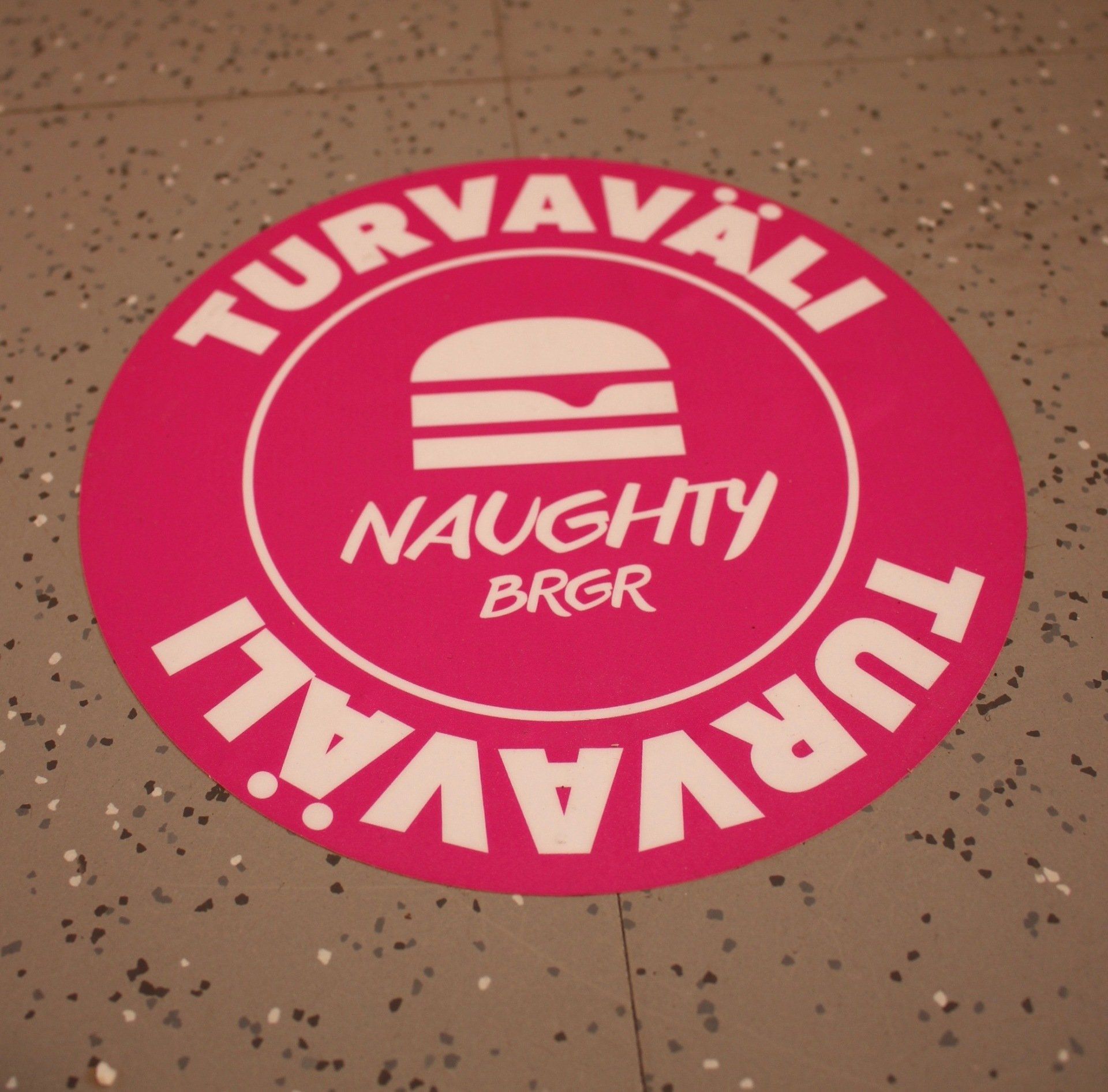 valokuva lattiatarrasta - turvaväli