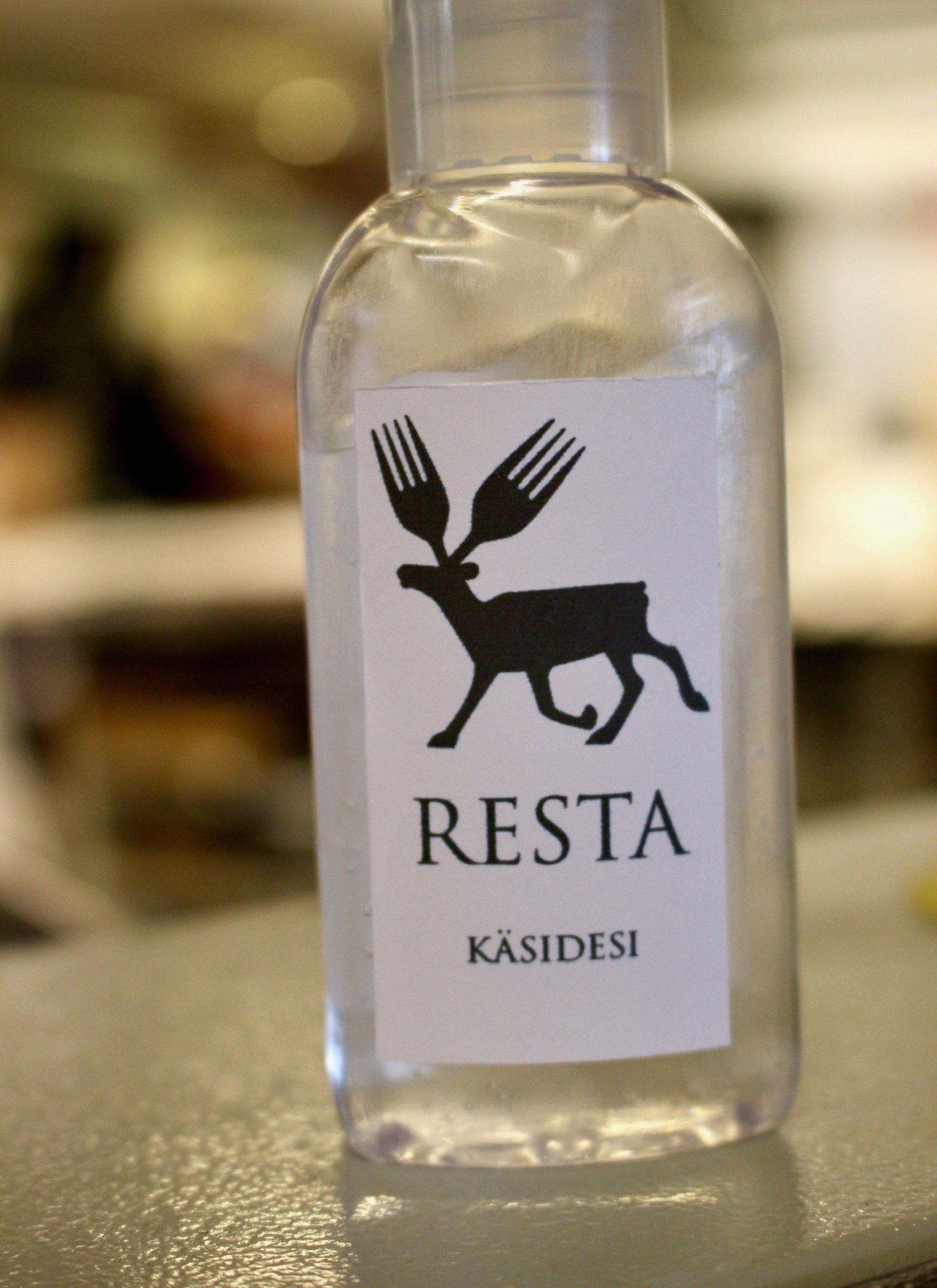valokuva käsidesipullosta jossa Restan logoetiketti