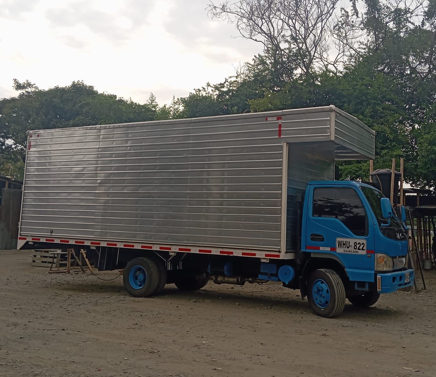 Un camión azul con matrícula que dice 041-922