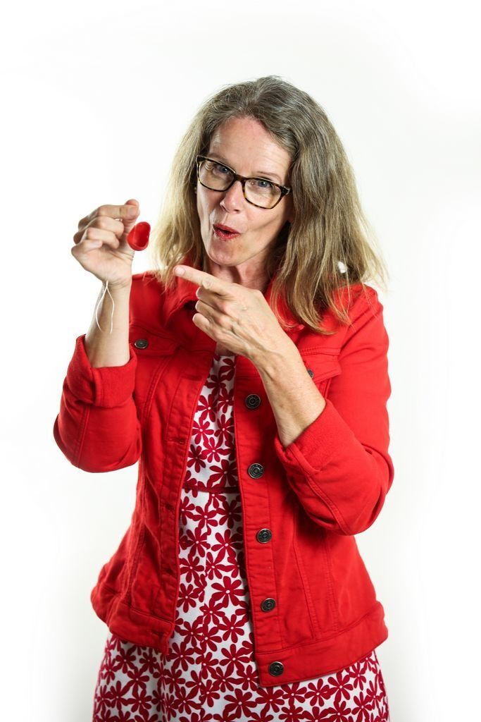 zorgclown Aagje, clown Aagje, clown, contactclown, contactclown Aagje, contact, zorgclown, contactclown in de zorg, Annet wijzend naar de rode neus in haar hand