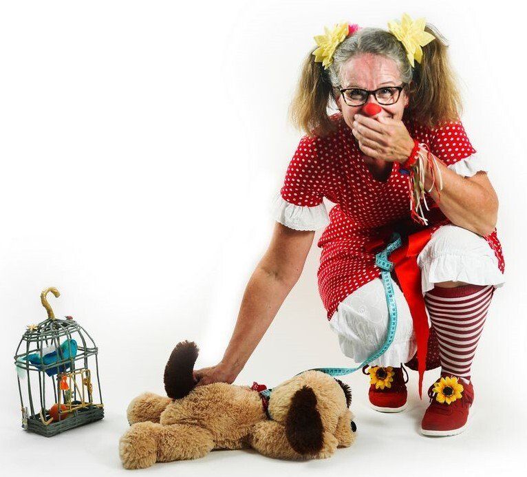 zorgclown, zorgclown Aagje, clown Aagje, contactclown in de zorg, clown, contactclown, contactclown Aagje, contact, giebelen om de knuffelhond op de hurken