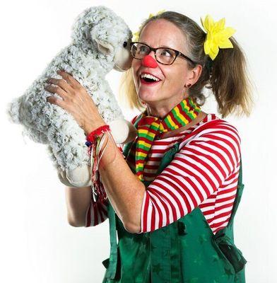 zorgclown, contactclown in de zorg, clown, contactclown, contactclown Aagje, contact,  zorgclown Aagje, clown Aagje, Het schaapje fluistert in het oor, contact