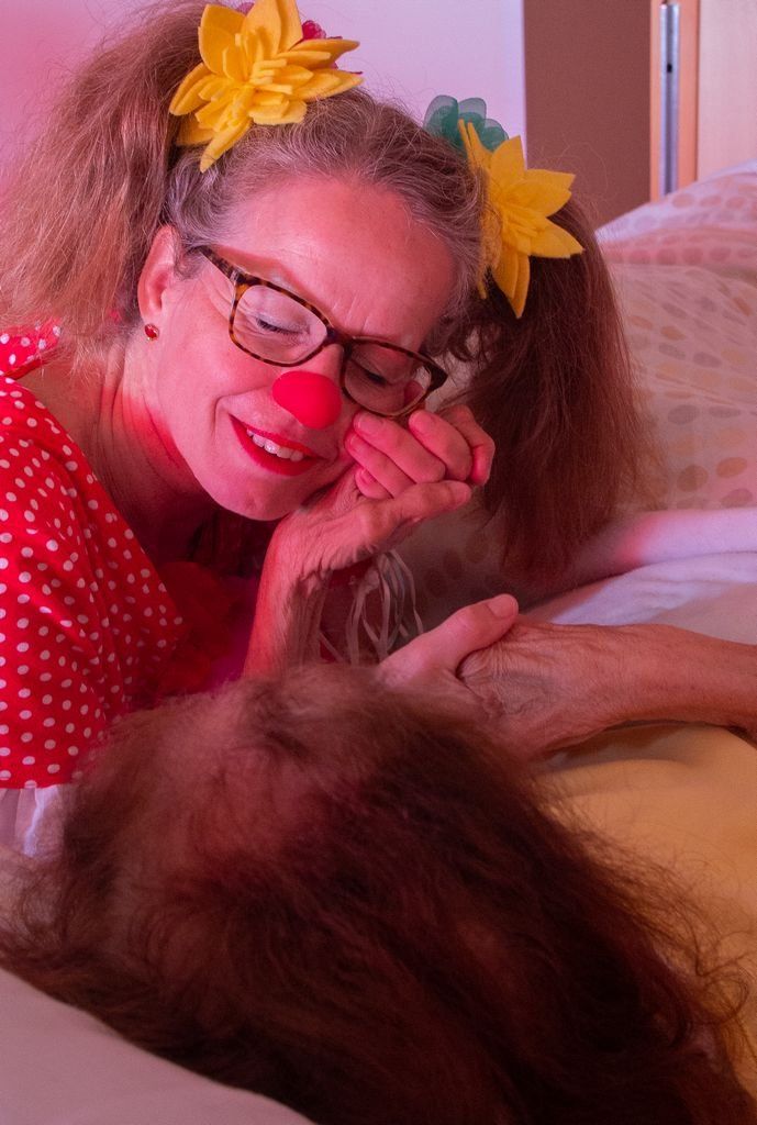 zorgclown Aagje, clown Aagje, zorgclown, clown, contactclown, contactclown Aagje, contact, zachte hand van mevrouw vast, ogen dicht, contact