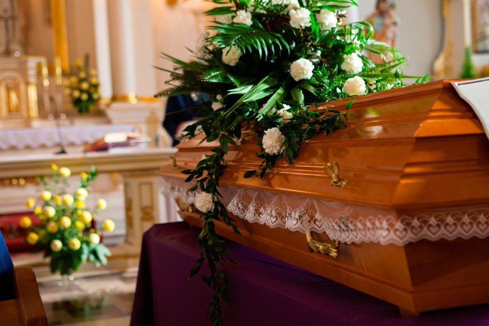 Cofano funebre con decorazioni floreali