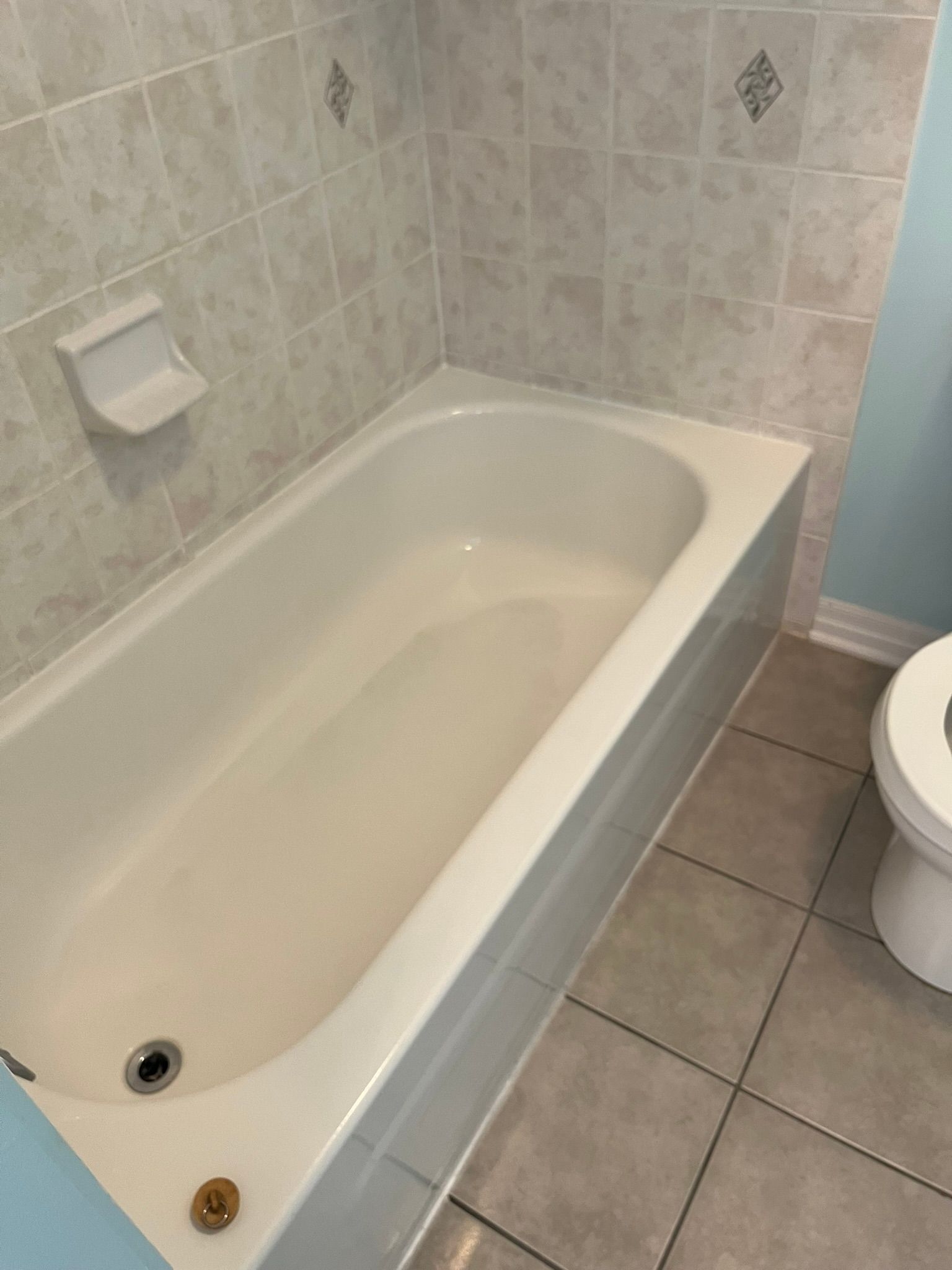A white ceiling fan is hanging from the ceiling of a room.