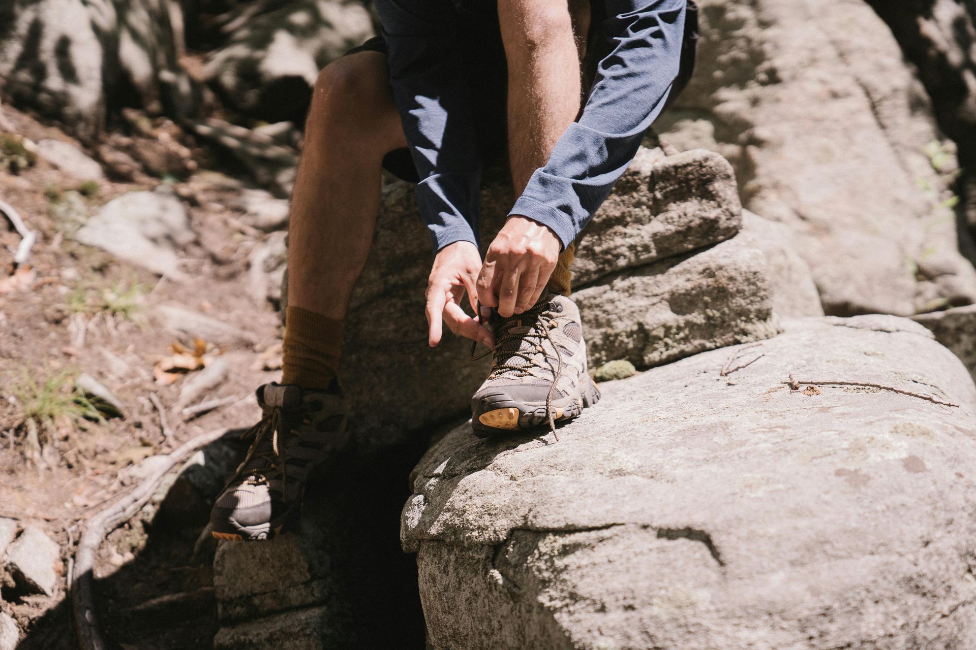 Le scarpe da montagna curano il piede dell'anziano