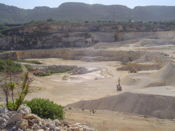 lavori di scavo su terreno