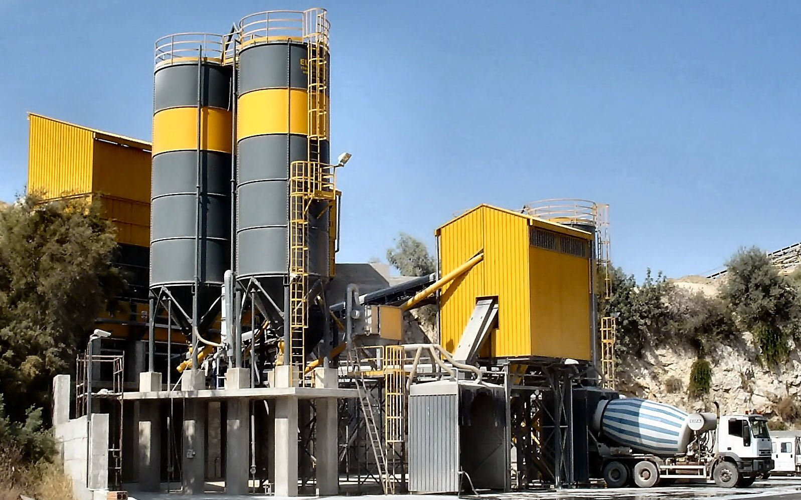 un impianto di betonaggio con un camion betoniera davanti