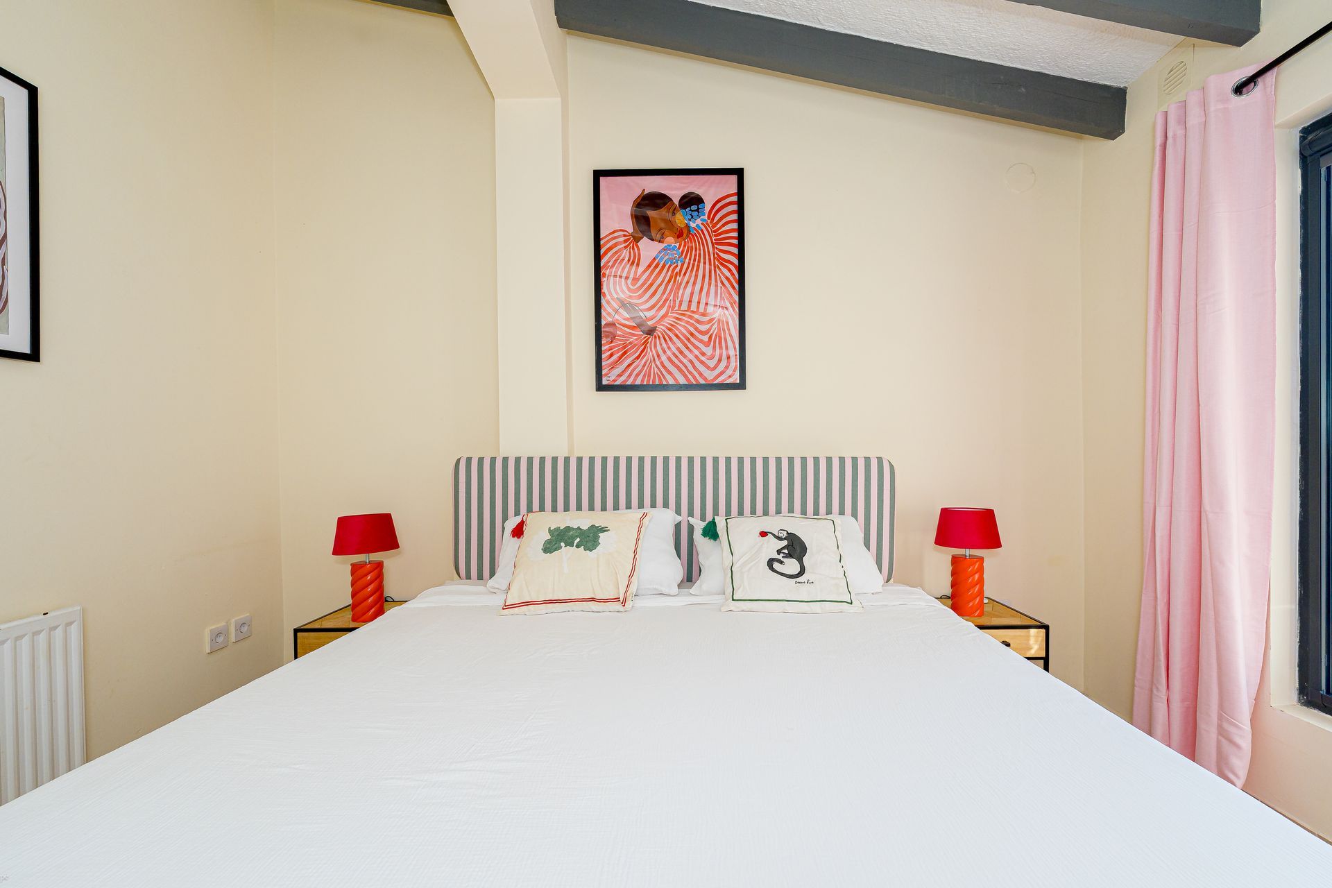 Comfortabele slaapkamer van Villa Fio in Moraira met tweepersoonsbed, airconditioning en en-suite badkamer.