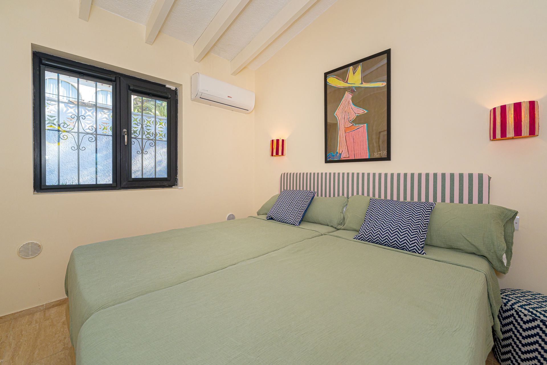 Lichte vierde slaapkamer van Villa Fio in Moraira met flexibele bedopstelling en airconditioning.