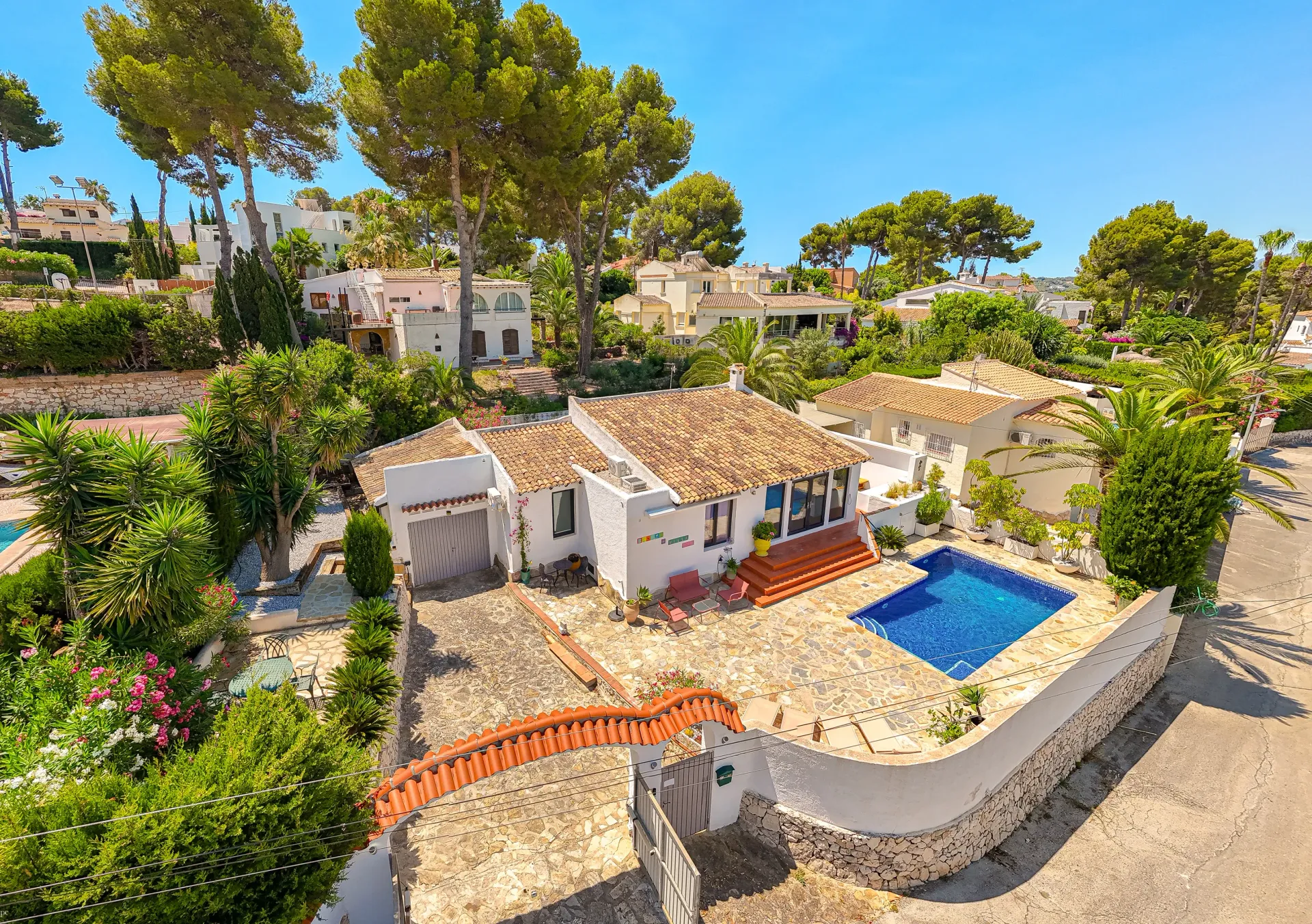 Villa Fio met zwembad, terrassen en mediterrane tuin in Moraira