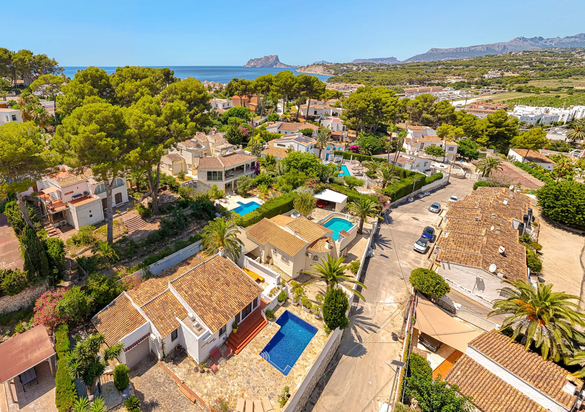 Luchtfoto van Villa Fio in Moraira met privézwembad, mediterrane tuin en de zee op de achtergrond.