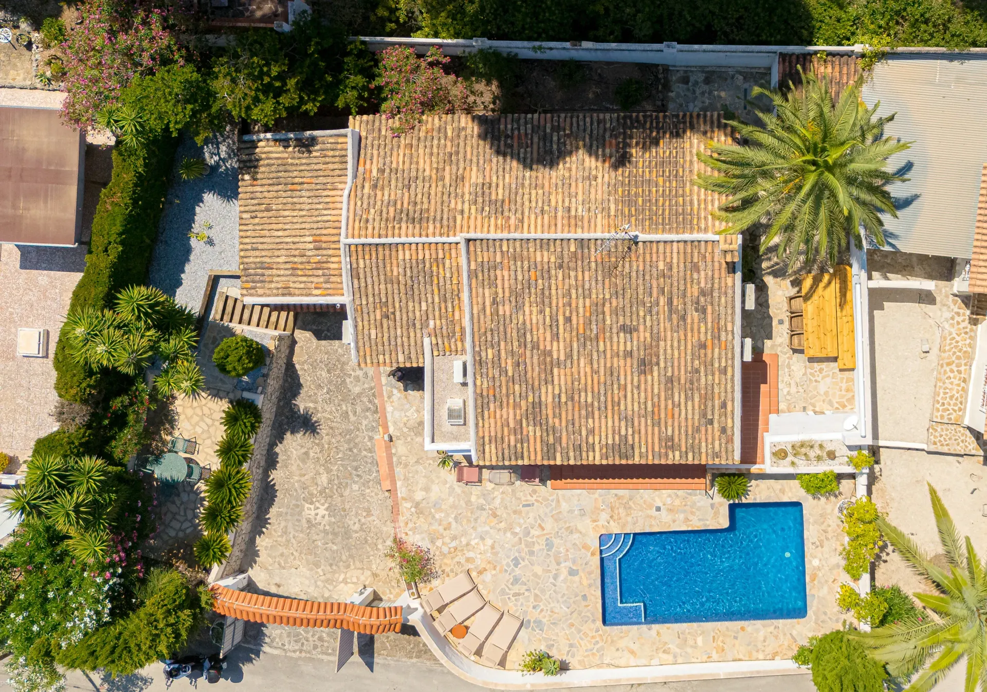 Luchtfoto van Villa Fio met zwembad, terras en mediterrane tuin in Moraira