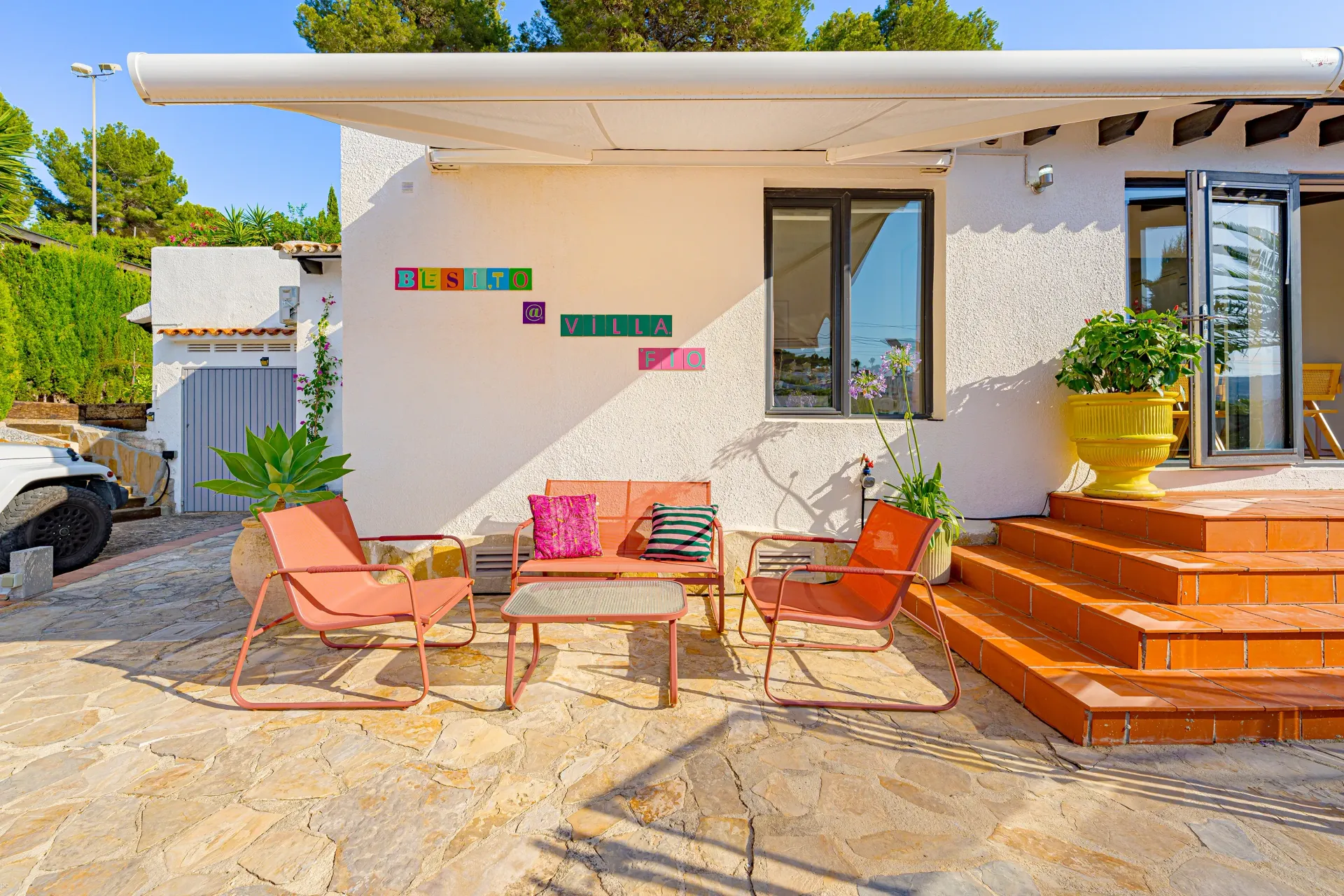 Terras van Villa Fio met loungehoek, planten en zitplaatsen in Moraira