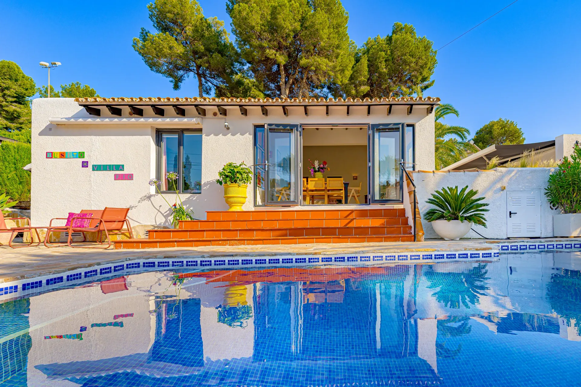Verwarmd privézwembad met uitzicht op het zonnige terras en de moderne gevel van Villa Fio in Moraira.