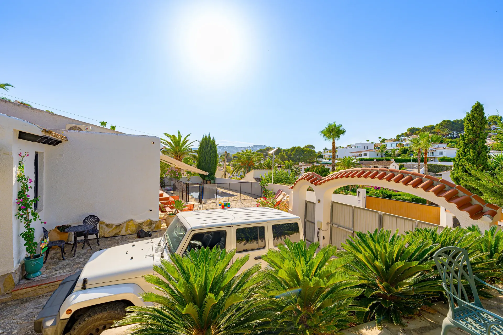 Terras van Villa Fio met uitzicht over Moraira, mediterrane beplanting en het verwarmde privézwembad.