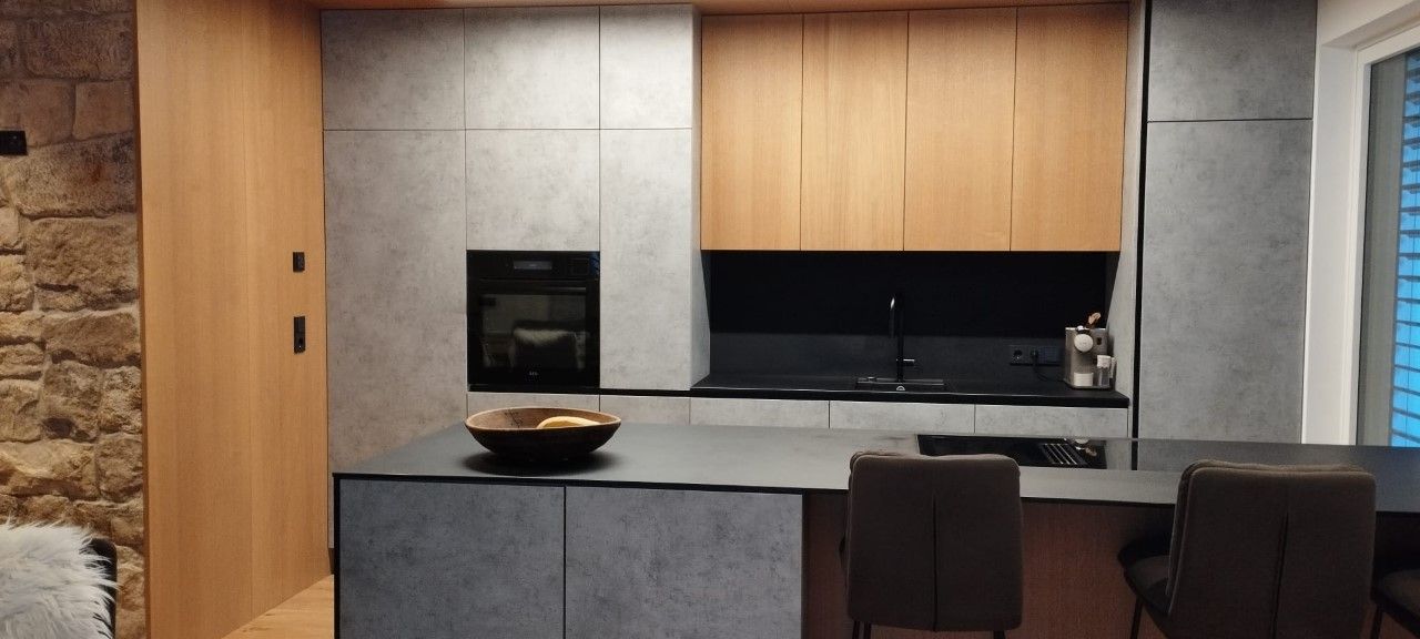 Eine moderne Küche mit Holzschränken