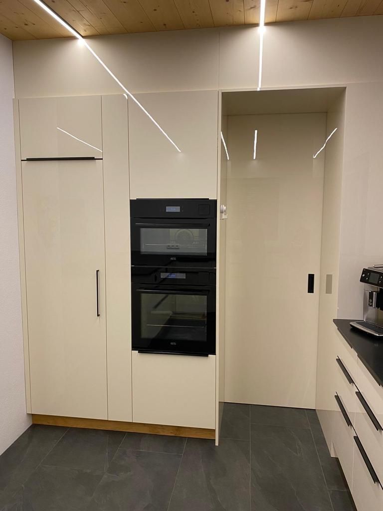 Moderne Küchenwand mit cremefarbenen Schränken