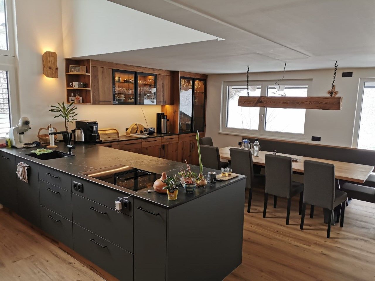 Eine geräumige, moderne Küche mit mattschwarzen Schränken