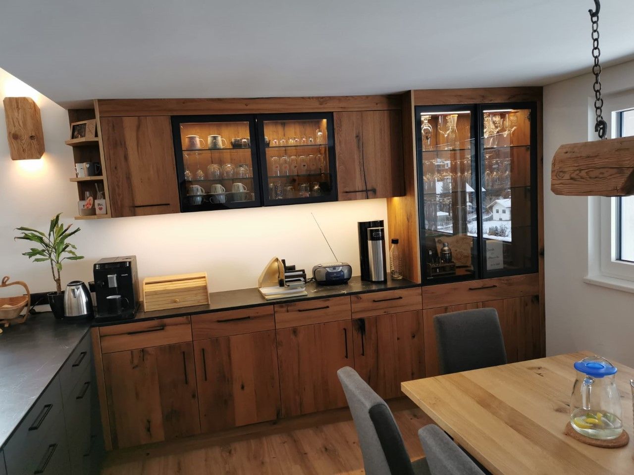 Rustikale Küchenmöbel aus Holz mit beleuchteten Oberschränken