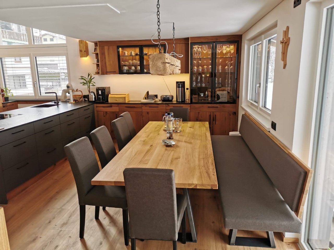 Ein Essbereich mit einem Holztisch