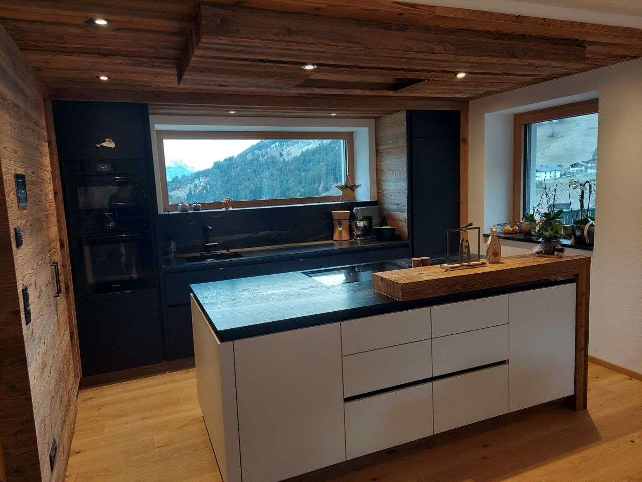 Eine moderne Küche mit weißer Kochinsel