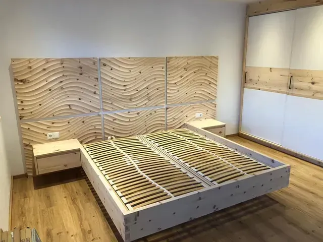 Ein Schlafzimmer mit einem schwebenden Holzbettgestell