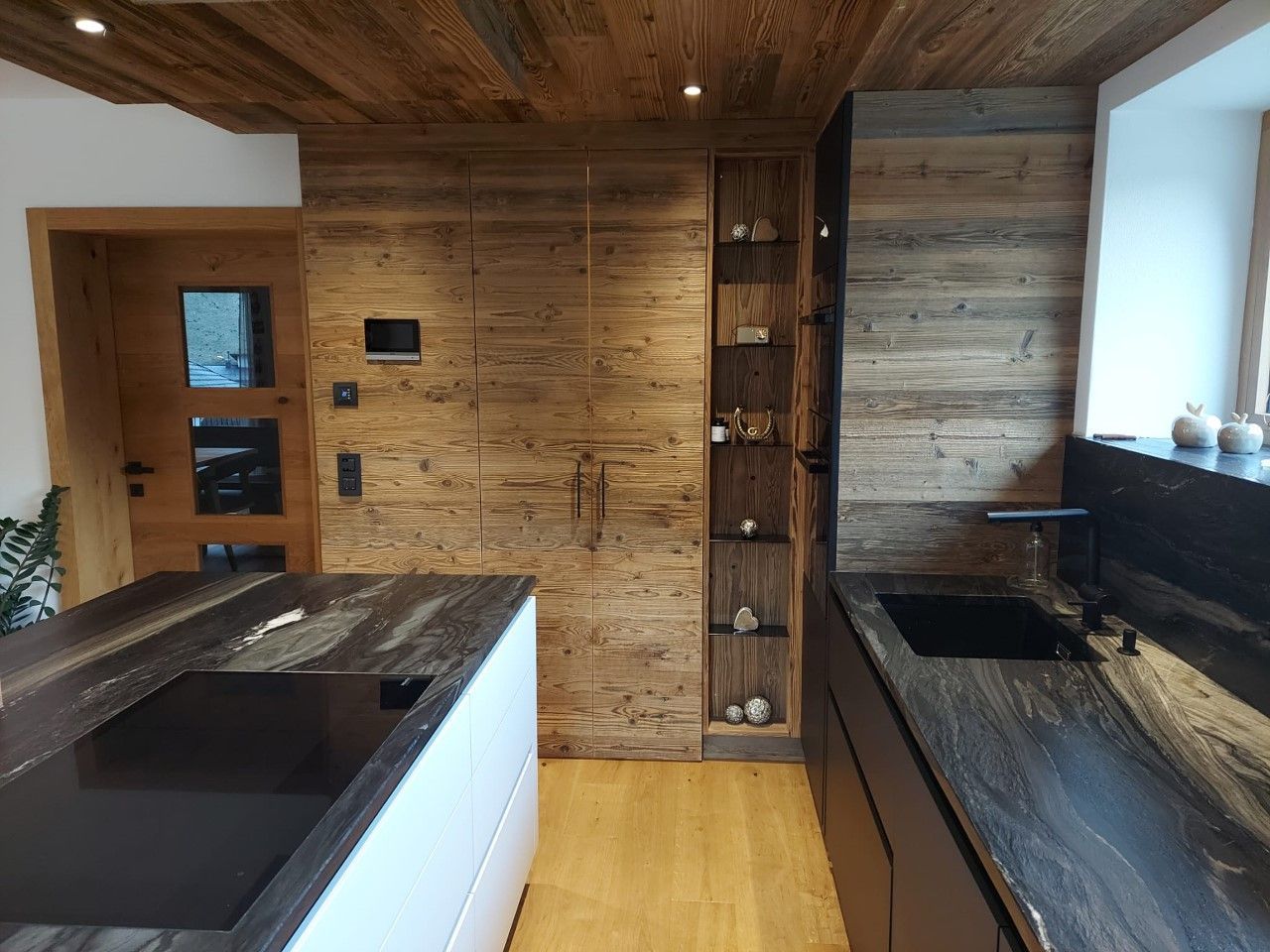 Moderne Küche mit rustikalen Holzschränken