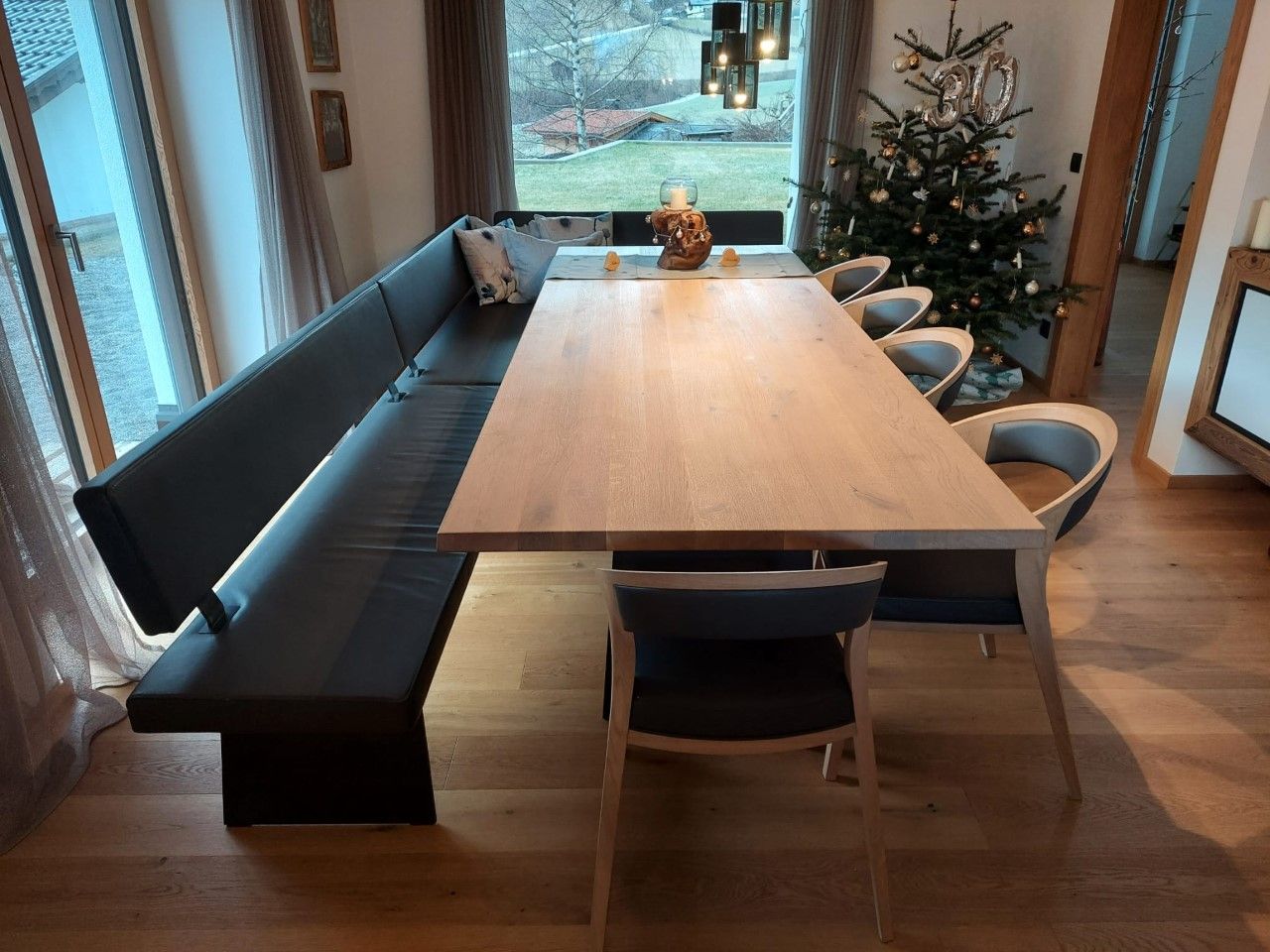 Eine moderne Essgruppe mit einem langen Holztisch