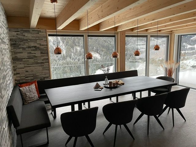 Ein moderner Essbereich mit einem langen schwarzen Tisch