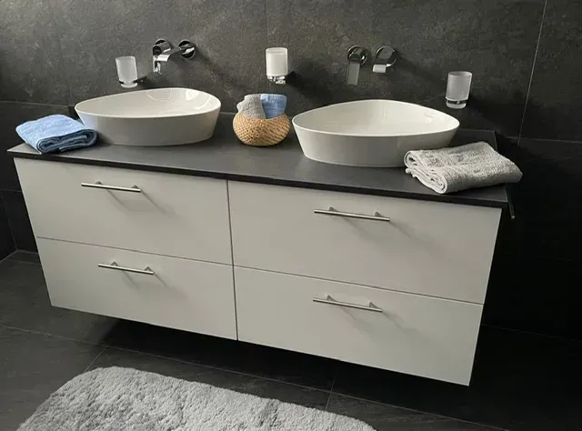 Doppelwaschtisch mit weißen Schubladen