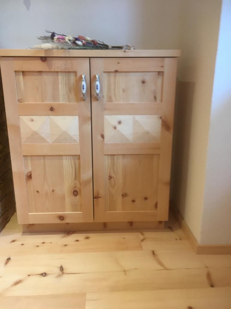 Ein hellfarbiger Holzschrank mit zwei Türen