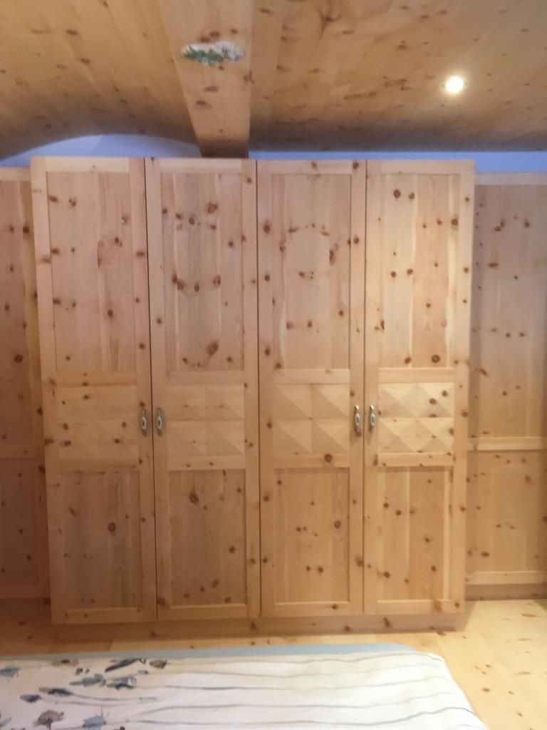 Großer, viertüriger Kleiderschrank aus astiger Kiefer