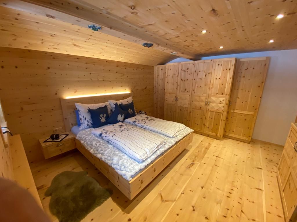 Ein Schlafzimmer mit hellen Holzwänden