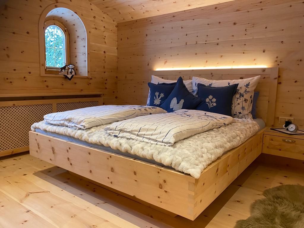 Ein modernes Schlafzimmer mit hellen Holzmöbeln