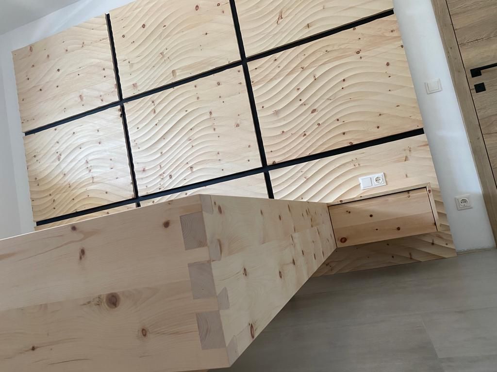 Hellfarbenes Holzbettgestell mit Schwalbenschwanzverbindungen